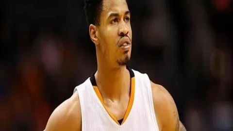 世界杯热议再燃！费迪南德与卡拉格畅谈，票价争议成焦点！